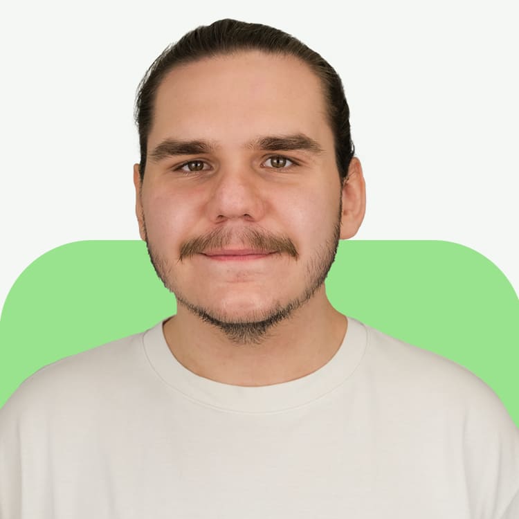 Alexander Gajer, Auszubildender in der Software-Entwicklung, auf einem professionellen Porträtfoto