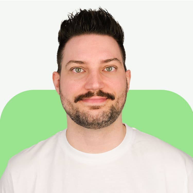Felix Schneider, DevOps Engineer, auf einem professionellen Porträtfoto