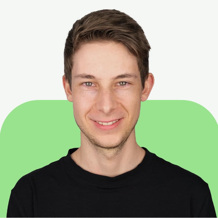 Marc Lepold, Auszubildender in der Software-Entwicklung, auf einem professionellen Porträtfoto